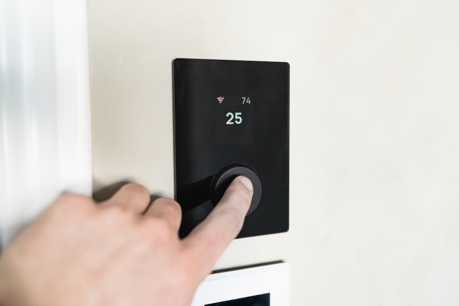 Donna che controlla le funzioni della casa tramite tablet
