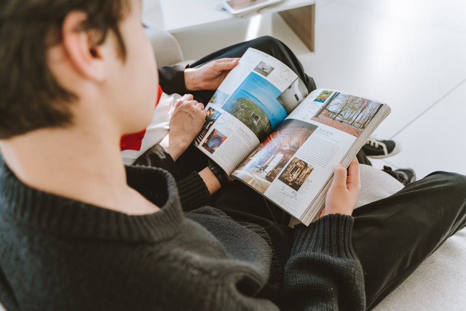 Lettura di una rivista tecnologica su tablet